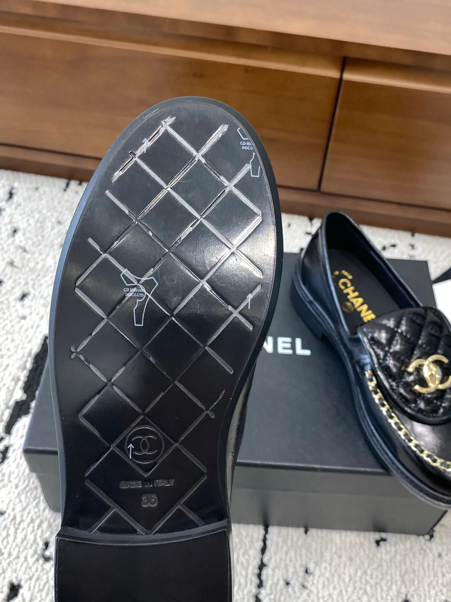 👟👟Ex-factory price 620👟👟 High version 🍀 The official website is updated simultaneously with the high version, CHANEL Chanel's new early spring top autumn shoes series____________ The must-have hot style for spring fragrances, the goddess series, with the elegant and ladylike temperament of fragrances, super attractive, irresistible, heart-beating... ▪️The upper is imported cowhide/butter/patent leather, high-end and texture ➕Original molded hardware buckle ➕Electric embroidery ▪️The lining is imported lambskin, soft and comfortable ▪️Original molded version, Italian genuine leather outsole🇮🇹 ▪️Number of codes: 34-42 (34 40 41 42 is custom-made, non-refundable and non-exchangeable) Multiple colors are available, you can also place an order with the picture BUY NOW 👉 BUY NOW 👉 BUY NOW 👉 BUY NOW 👉